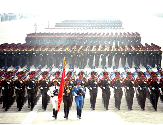 国庆阅兵方队简单画，一笔描绘出的荣耀瞬间，国庆阅兵方队一笔描绘的荣耀瞬间简笔绘画展示