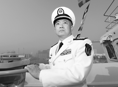 辽宁舰首任舰长张峥的军衔之路，荣耀与责任并存，辽宁舰首任舰长张峥的荣耀与责任之路