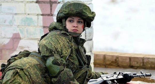 中国女兵与迷彩卡通的独特魅力，照片中的英勇与风采，中国女兵与迷彩卡通的独特魅力，照片展现英勇风采