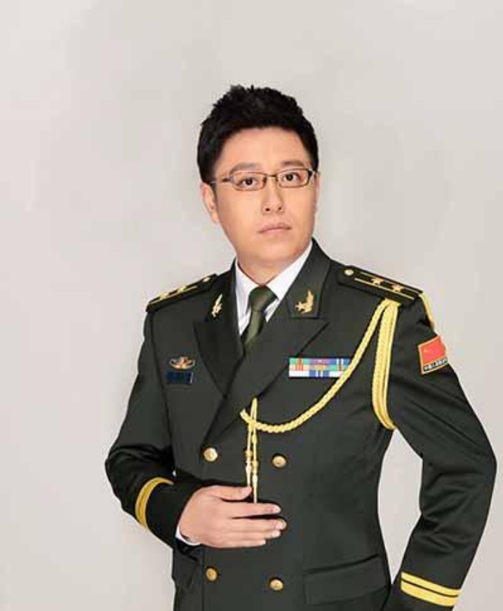中央军事频道主持人的风采，一位优秀男主持人的故事，中央军事频道优秀男主持人的风采与故事