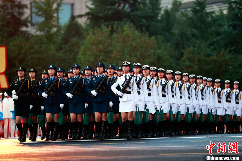 庆祝辉煌历程，成立70周年阅兵式，庆祝辉煌历程，70周年阅兵式盛大举行