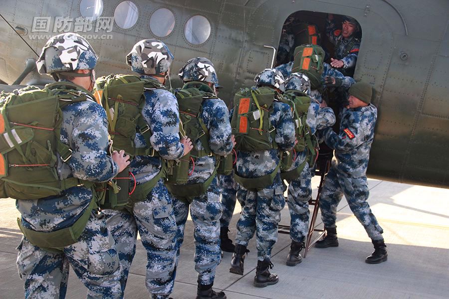 我国空降兵不属于传统意义上的军种分类，我国空降兵，突破传统军种界限的特种部队