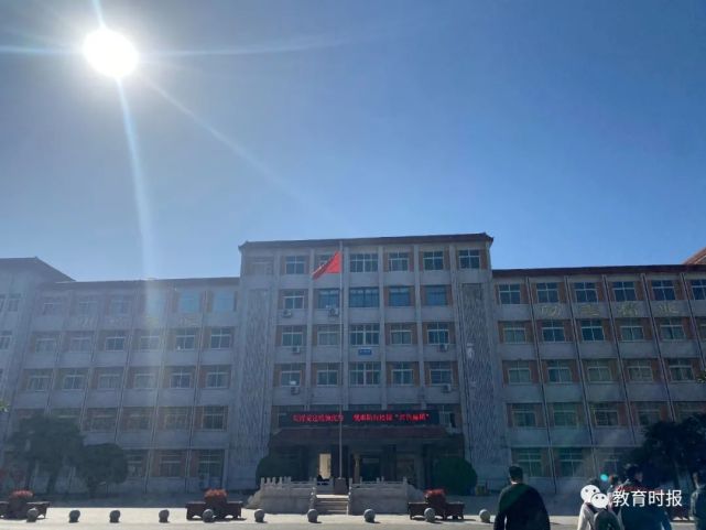 肖思远所在学校的探索与成长，肖思远学校之旅，探索与成长之路