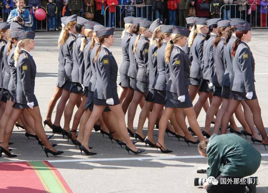 美翻了阅兵式上的俄罗斯女兵，俄罗斯阅兵式上的女兵风采惊艳全场