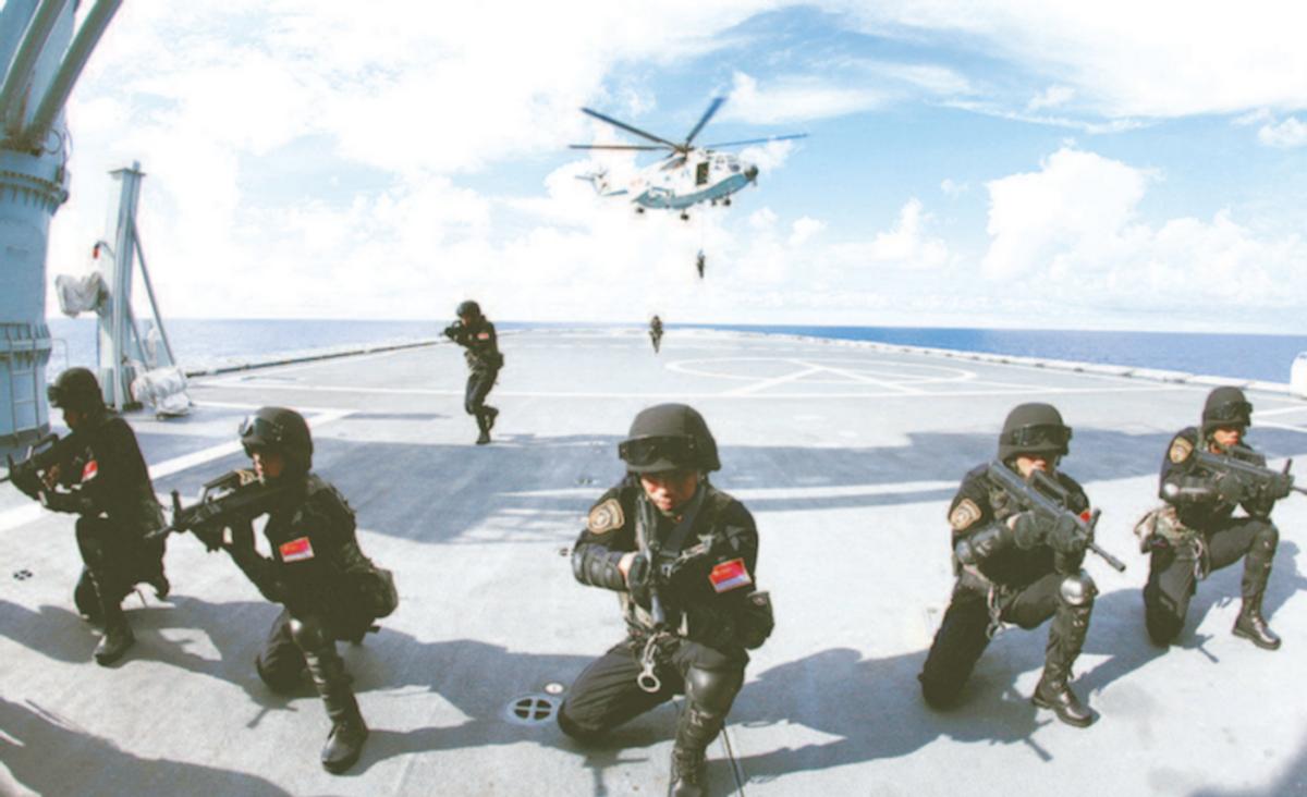 中国海军用枪指着海盗，捍卫海洋和平的力量，中国海军捍卫海洋和平，枪指海盗展现力量