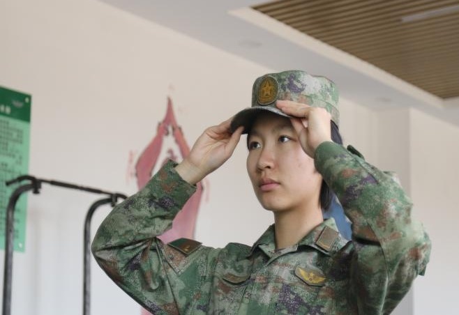星空迷彩女兵，坚韧与柔美的独特魅力，星空迷彩女兵的独特魅力，坚韧与柔美并存