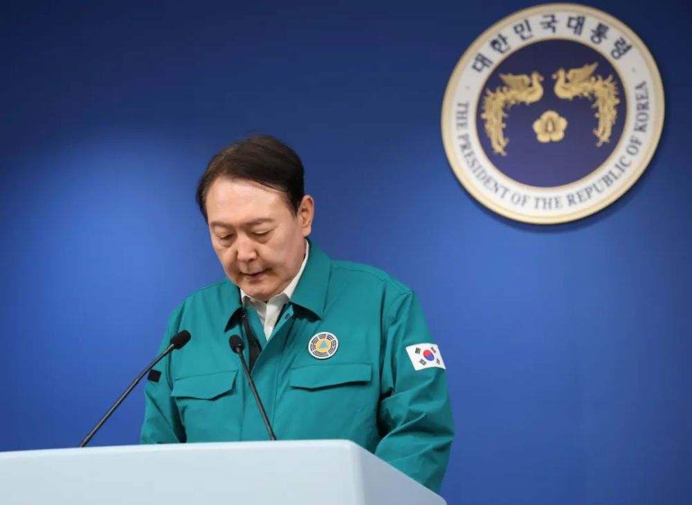 尹锡悦宣布进入国家哀悼期，举国同悲，共悼逝者，尹锡悦宣布国家哀悼期，全国共悼逝者