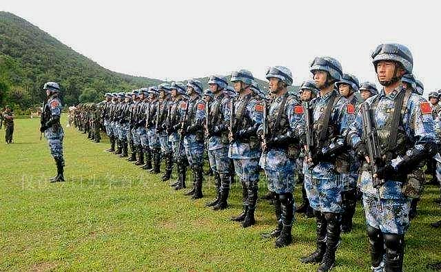 退役人员穿仿真星空迷彩，时代变迁下的新风尚，退役人员穿仿真星空迷彩，时代新风尚下的迷彩风采