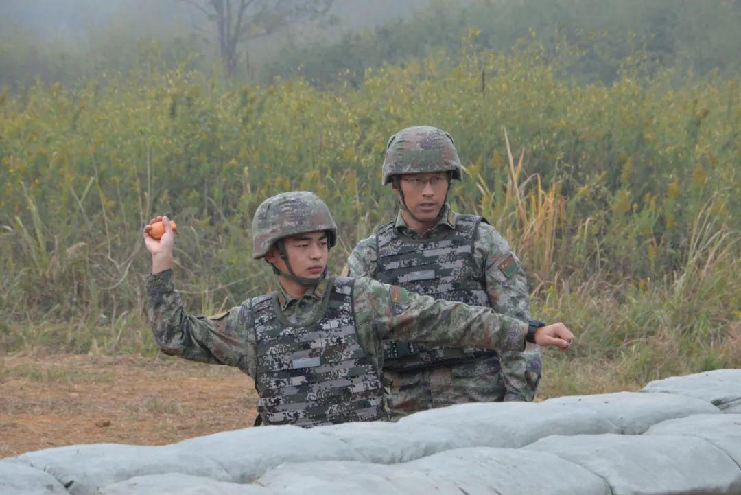 裤子里藏手榴弹的视频，揭示背后的真相与警示意义，裤内藏手榴弹视频背后的真相与警示启示