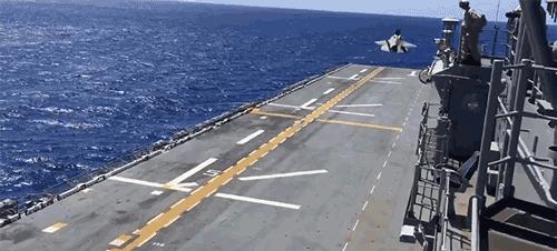 航空母舰，是飞机还是船？解析其独特的身份与功能，航空母舰，空中的巨翼与海洋的霸主，究竟是何身份？