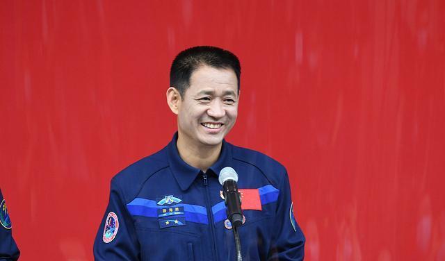 八一勋章个人奖励，荣誉背后的力量与担当，八一勋章背后的力量与担当，荣誉与担当的双重赞歌