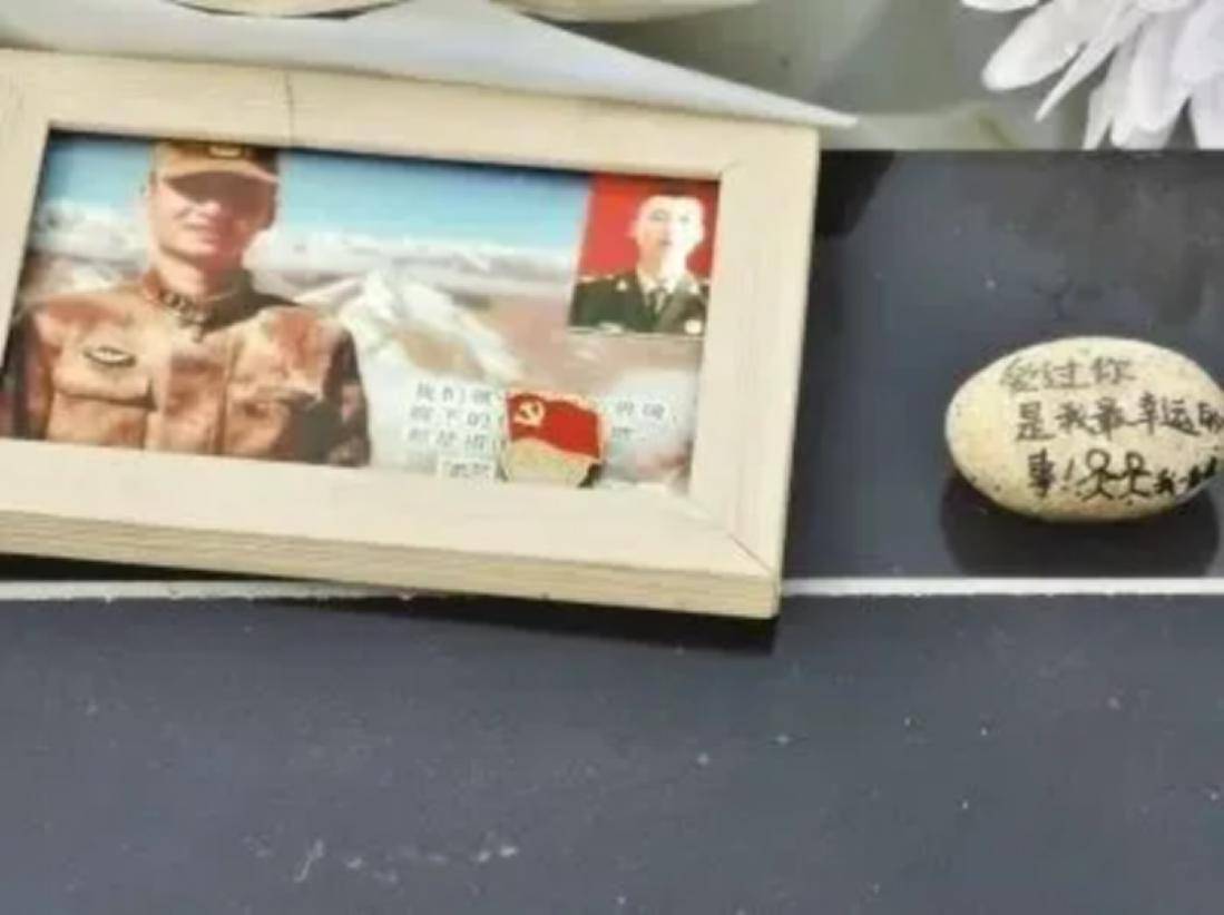 肖思远的妈妈曾拒绝在儿子棺木中放置女友合照，一位母亲的深情与坚韧，母亲的爱与坚韧，肖思远母亲拒绝在儿子棺木中放置女友合照的故事