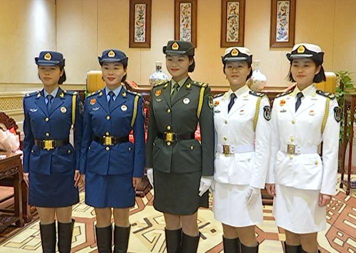 受阅女兵方队，展现新时代巾帼风采，新时代巾帼风采，受阅女兵方队亮相