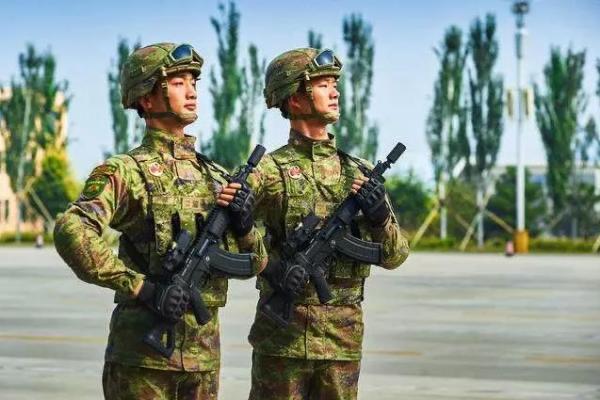 探索新一代军装，07式数码迷彩服，新一代军装探索，揭秘07式数码迷彩服风采