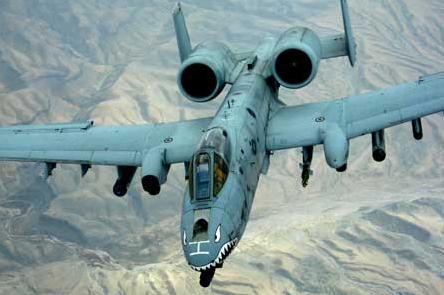 A-10攻击机与佩刀战机，空中巨无霸的对决，A-10攻击机与佩刀战机，空中巨无霸对决揭秘