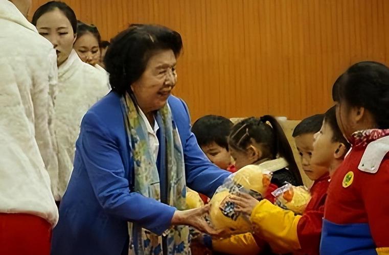 九十年代央视女主持人，时代的记忆与风采，九十年代央视女主持人，时代的记忆与风采展现