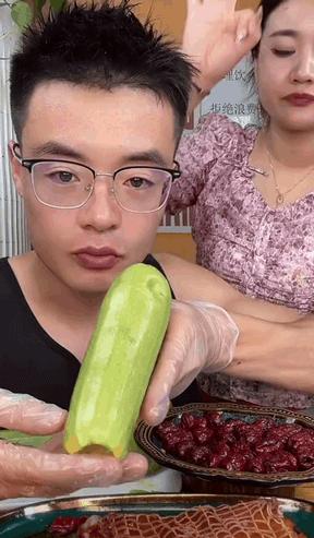 阅兵方阵中的铁骨铮铮——士兵们的腰杆挺直，阅兵方阵中的铁骨铮铮，士兵们的坚定腰杆展现荣耀风采