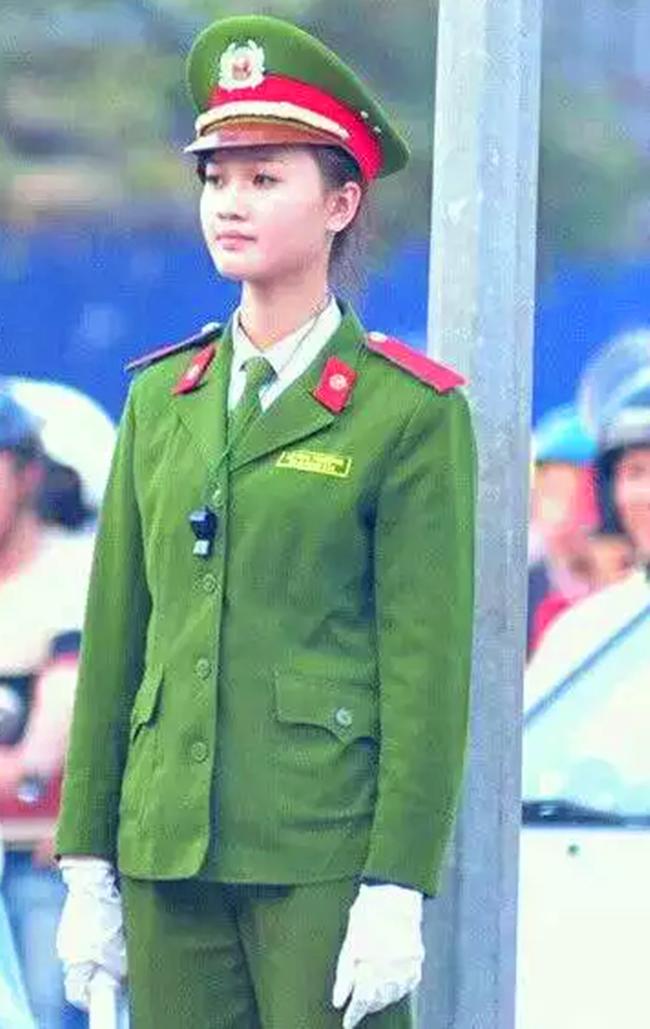 越南反击战中的中国女兵照片，历史的见证与时代的印记，中国女兵在越南反击战中的历史见证与时代印记