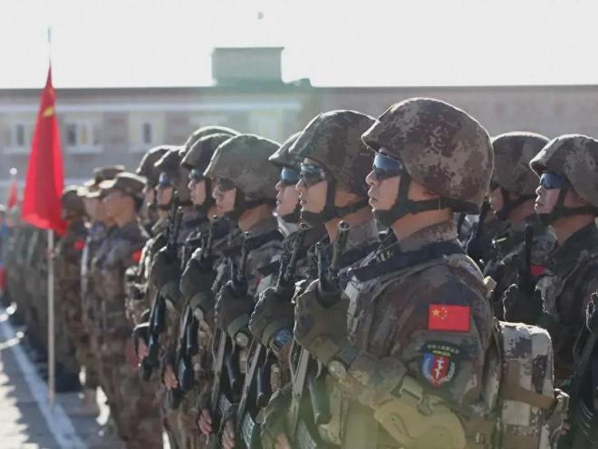 新疆解放军穿着武警衣服的多元解读与探讨，新疆解放军穿武警服装背后的多元解读与探讨