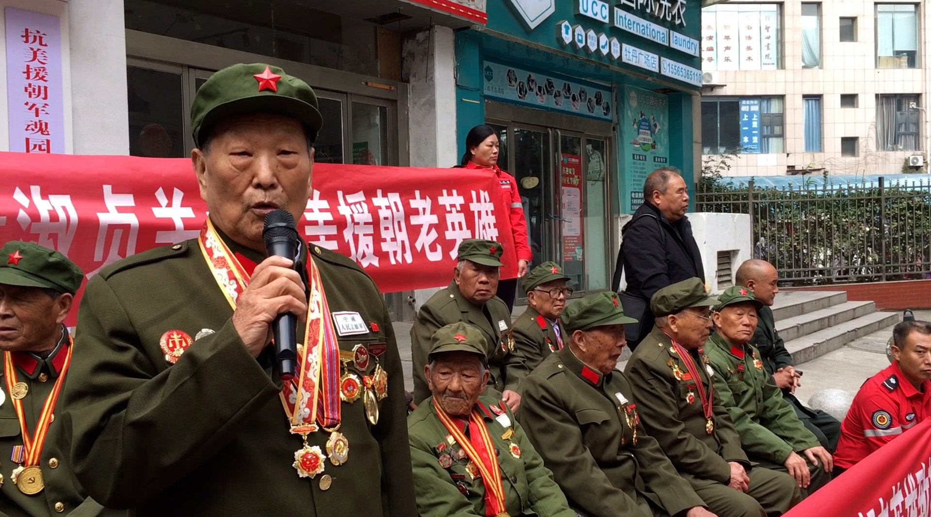 90岁老兵唱响志愿军军歌，英雄之魂，永不磨灭，90岁老兵唱响英雄之歌，志愿军军魂，永不消逝
