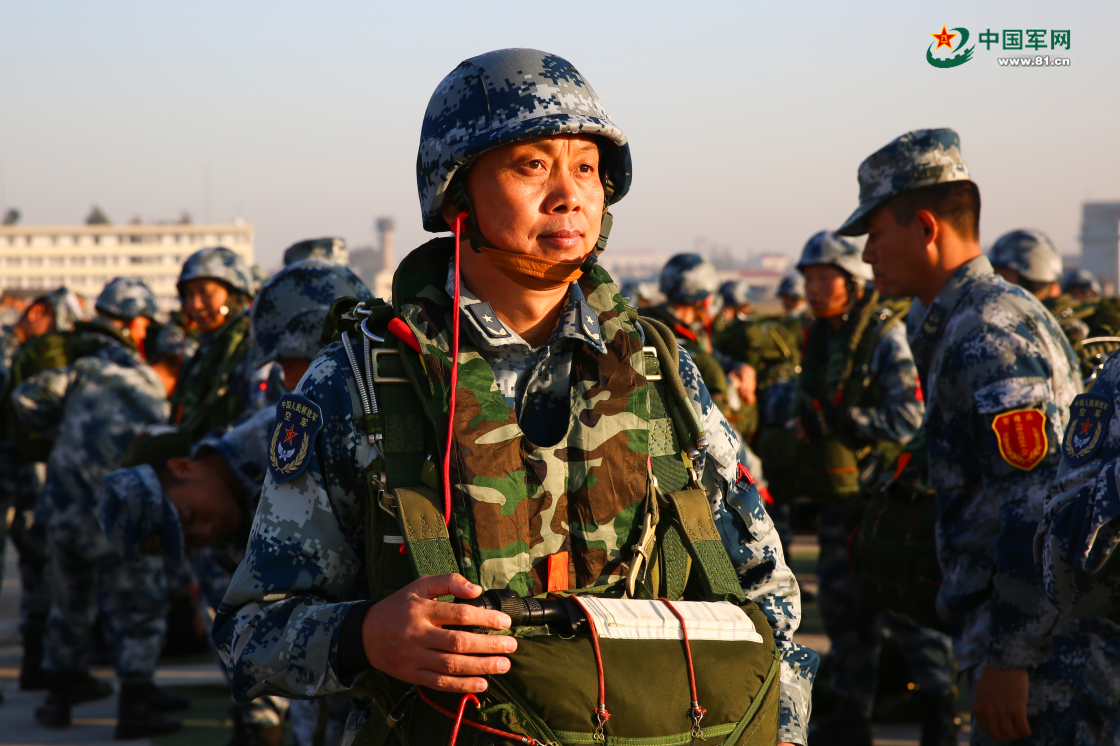 空降兵第15军马殿圣军长，英勇无畏的战场先锋，空降兵第15军军长马殿圣，战场先锋的英勇传奇