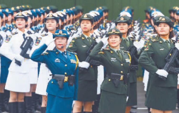 石家庄陆军军医大学女兵方队，新时代的女兵风采，石家庄陆军军医大学女兵方队，展现新时代女兵风采