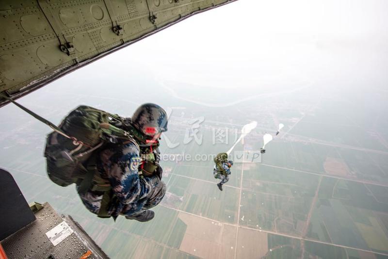 湖北荆门空降兵，英勇无畏，忠诚担当，湖北荆门英勇空降兵，忠诚担当，无畏前行