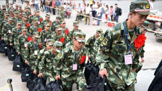 积极应征入伍，青春热血铸军魂，青春热血，投身军旅铸军魂