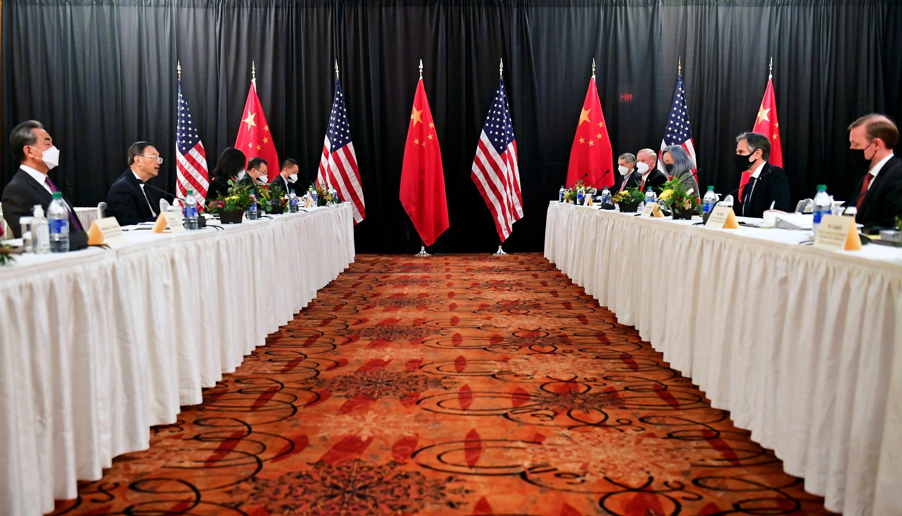 中方罕见主动出击，美国遭遇一击，全球化背景下的战略博弈与挑战，全球化背景下的战略博弈，中方主动出击挑战美国，一击制胜的较量与挑战