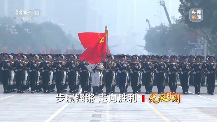 阅兵走过天安门，正步步伐与国威展现，阅兵盛典，正步展现国威与力量，天安门下的荣耀瞬间