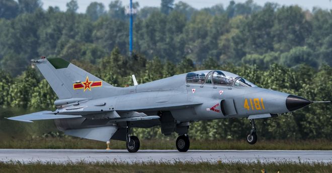中国空军现役教练机，培养飞行员的摇篮与砥砺空天的利剑，中国空军现役教练机，培养飞行员的摇篮与守护空天的利刃