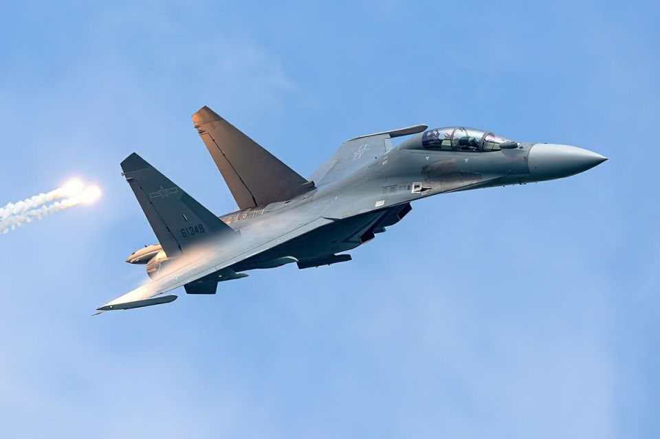 我国最强战机歼-16，空中力量的璀璨明珠，我国空中力量璀璨明珠，歼-16战机展现超强实力