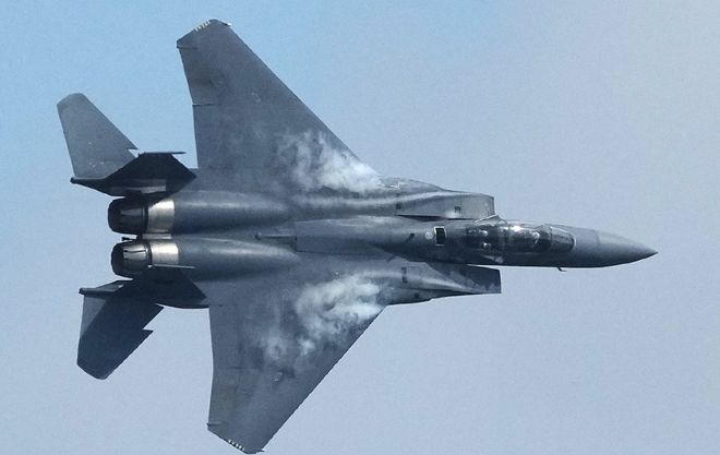 歼-16与F-15，空中巨人的对比，歼-16与F-15，空中巨人对比解析