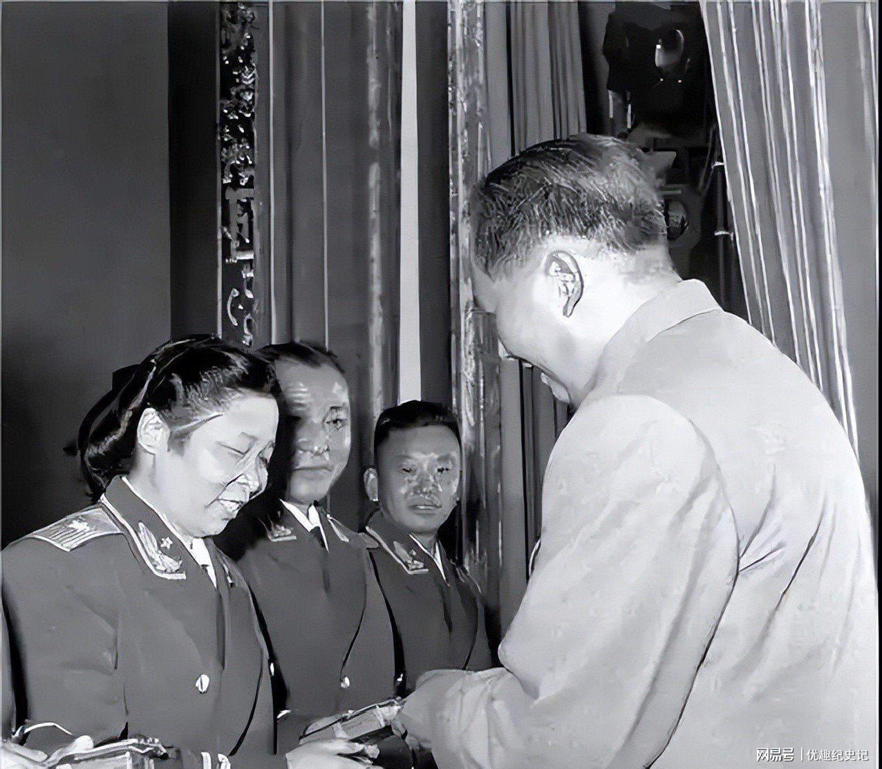 丁晓军将军的伴侣,一位值得尊敬的女性,丁晓军将军的伴侣,一位令人敬佩的女性