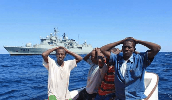 中国海军的英勇行动,抓获海盗过程中的体重增长与挑战,中国海军擒海盗行动中的体重增长与挑战,英勇行动揭秘