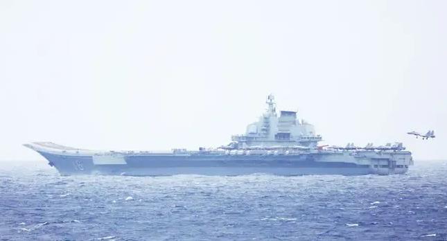 日本海惊现辽宁舰起降歼-15，一次历史性的自拍，日本海域辽宁舰起降歼-15，历史性瞬间自拍
