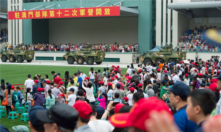 澳门市民观看国庆阅兵，共同感受国家的繁荣与力量，澳门市民共赏国庆阅兵，共感祖国繁荣力量