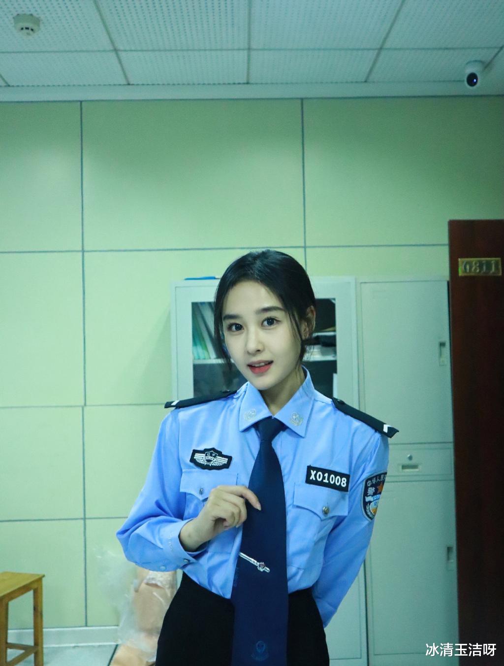 中国最漂亮的女警图片，美丽与力量并存的风采，中国女警的美丽与力量，最美女警图片展示
