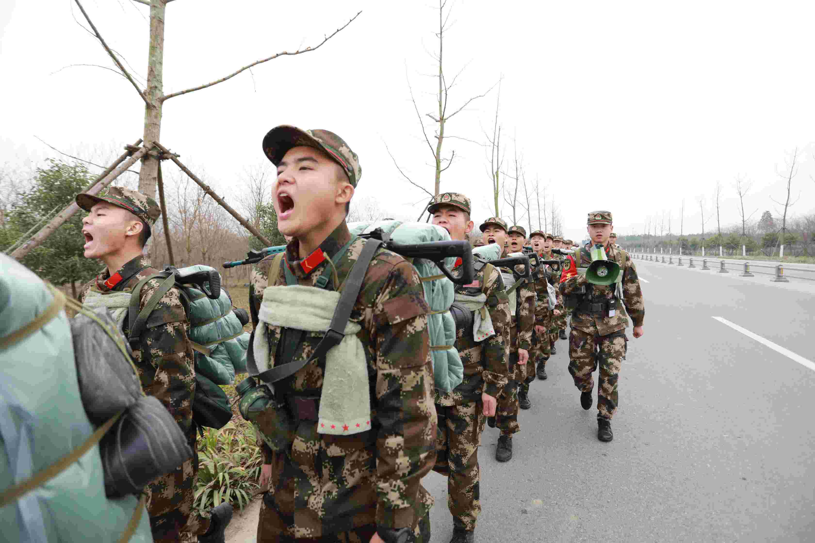 老兵训练遇见新兵拉练,传承与启发的力量,老兵新兵交汇传承启发的力量,训练拉练中的传承与创新