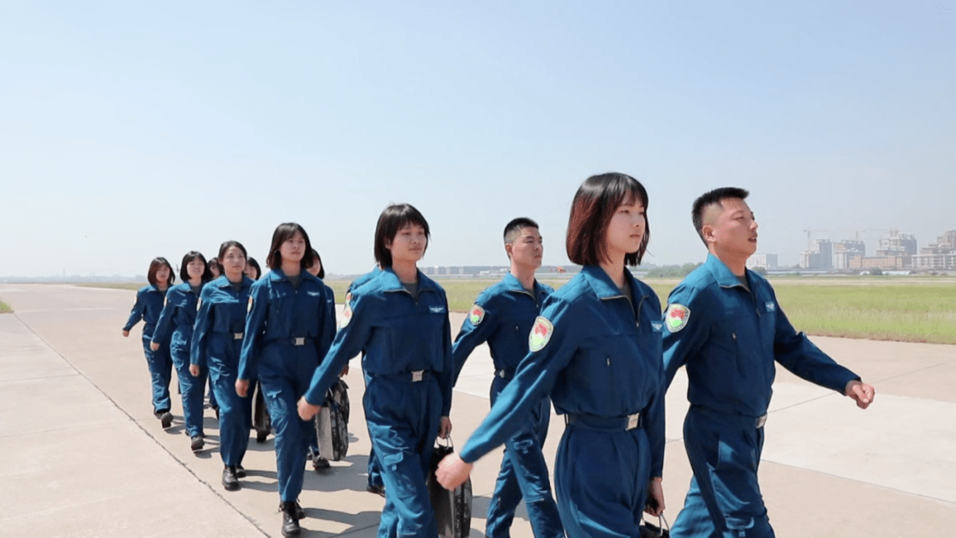 第十三批女飞行学员,展翅高飞的新时代女性力量,新时代女性力量,第十三批女飞行学员展翅高飞