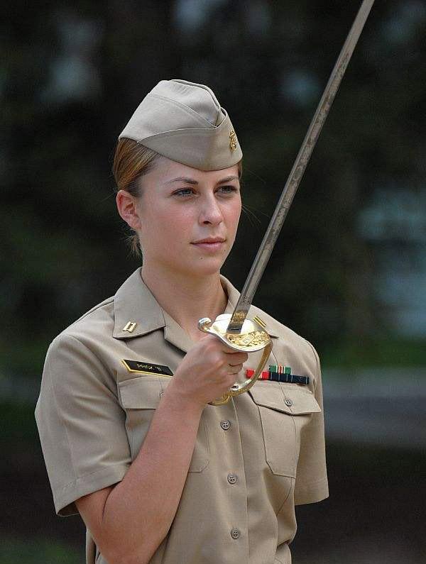 美国女兵的照片,力量与荣耀的象征,美国女兵的力量与荣耀,照片揭示的坚韧精神