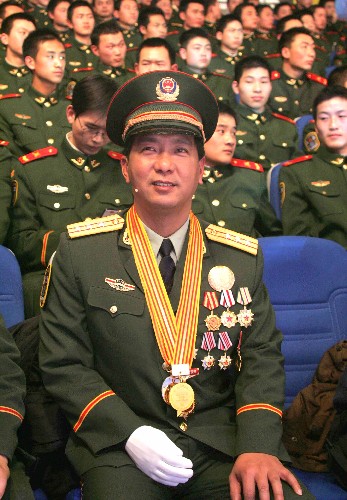 丁晓兵三十年前的英勇瞬间，一张受伤图片背后的故事，丁晓兵，英勇瞬间的背后，受伤图片讲述三十载故事