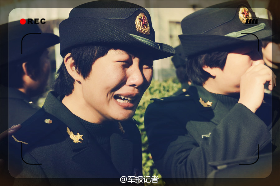 中国女兵泪洒战场的图片，背后的故事与深层含义，中国女兵的战场泪目，背后的故事与深层含义