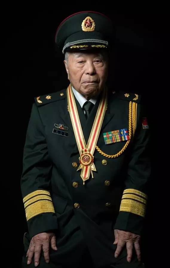 解放军八一勋章获得者的荣耀与担当，解放军八一勋章获得者，荣耀与担当的典范