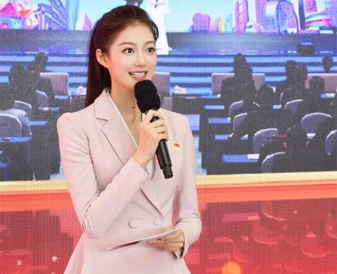 军事女主持人冯琳,专业与魅力的完美结合,冯琳,军事女主持人专业魅力闪耀