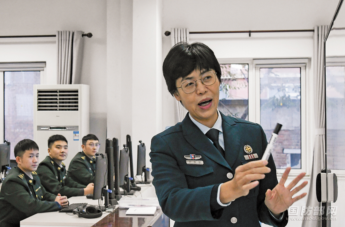 军事频道殷晓阳,一位军事媒体人的风采与担当,军事媒体人殷晓阳,风采展现与担当精神