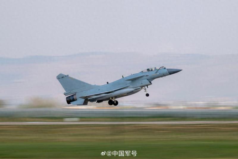 歼-10战机一小时油耗解析，歼-10战机一小时油耗深度解析