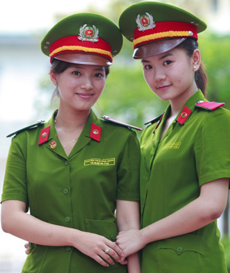 中国女兵，长筒鞋与短裙下的坚韧与美丽，中国女兵，坚韧与美丽的长筒鞋与短裙故事