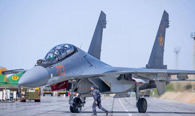 歼十六战机图片高清,探索中国新一代空中力量的璀璨明珠,探索中国新一代空中力量,歼十六战机高清图片展示