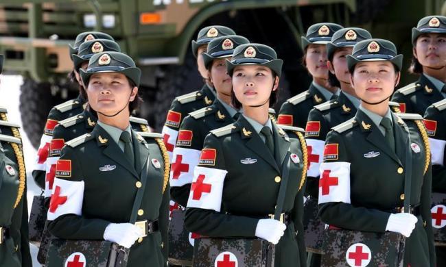 国庆70周年阅兵女兵方队图片，展现巾帼英雄的风采，国庆70周年阅兵女兵方队风采，巾帼英雄展现雄姿
